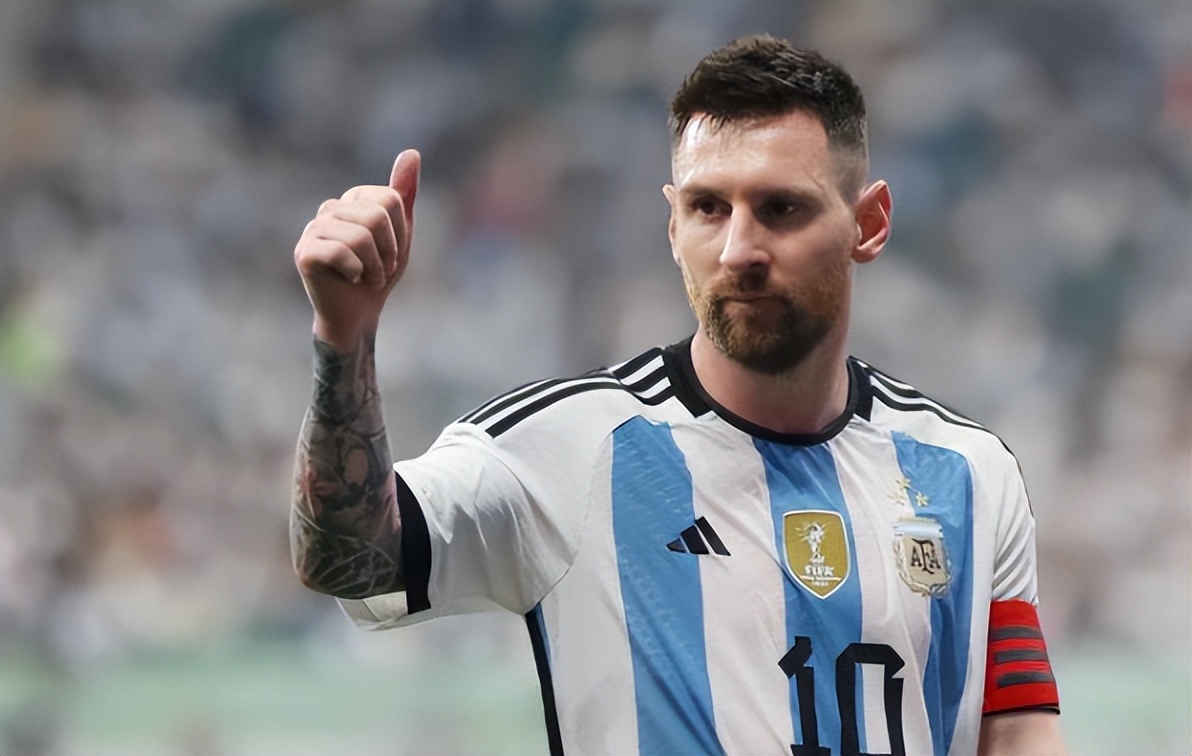 三名小球迷冲入场内梅西现场视频,梅西怎么回应被中国小球迷拥抱