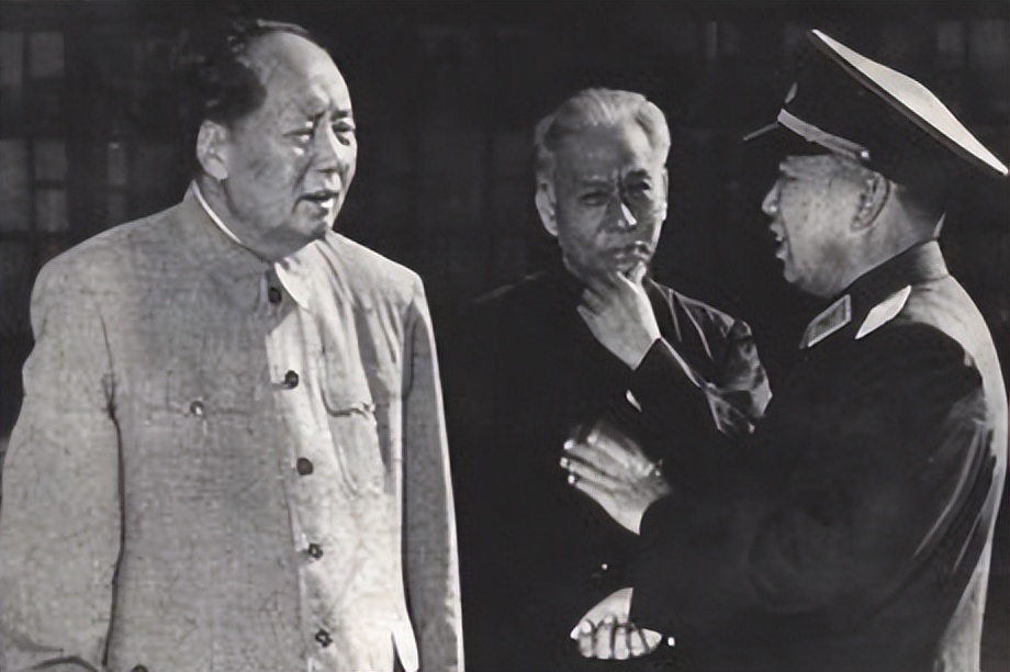 你爱人在做什么？刘亚楼回答后，毛主席潸然泪下：不准再说这种话