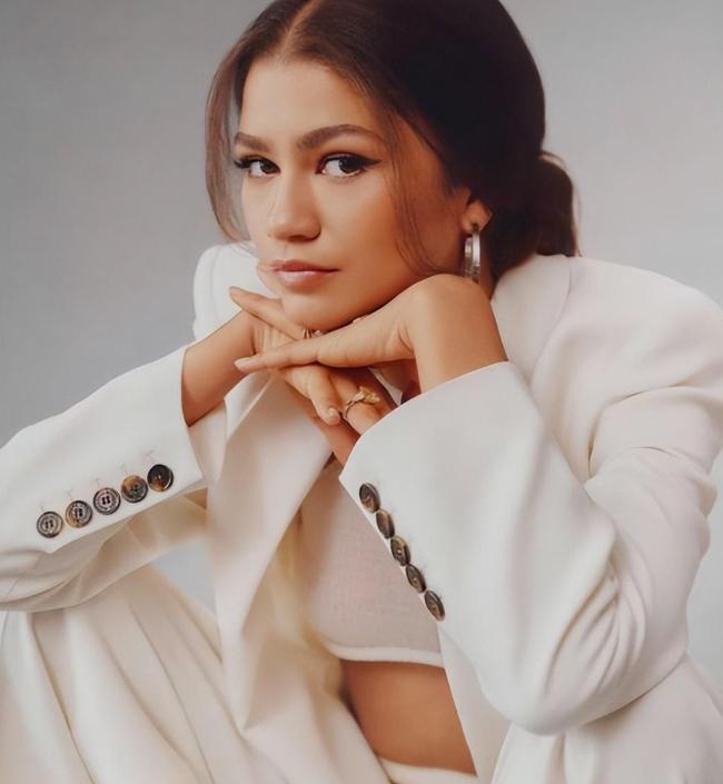 好莱坞顶流被讽脚臭，高跟鞋打脸，男神收割机把日子过成啥样了？