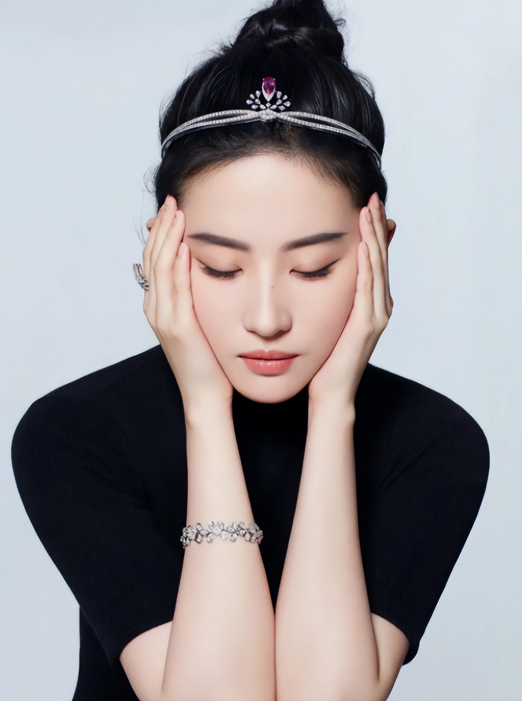 33岁的刘亦菲走到今天该怪谁,刘亦菲再陷年龄造假争议