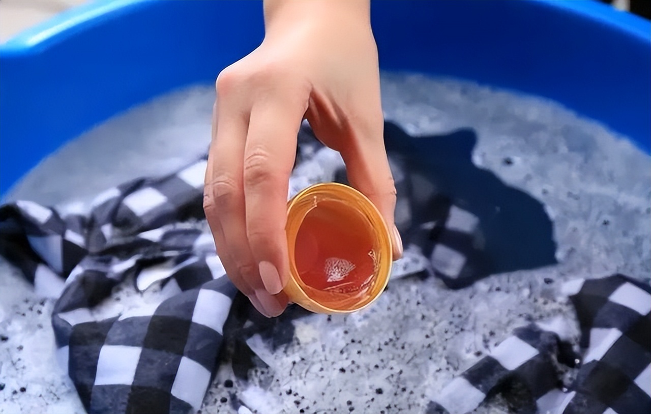 新买的衣服要不要洗了再穿？如何正确清洗新衣服？很多人都做错.