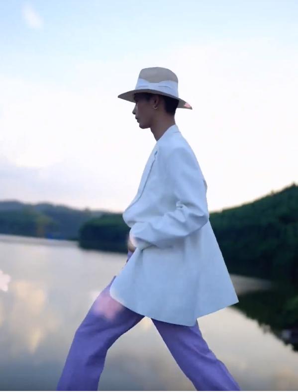 陆仙人每月都回老家，拍自己构思好的视频，骑电车上身直得像钢板