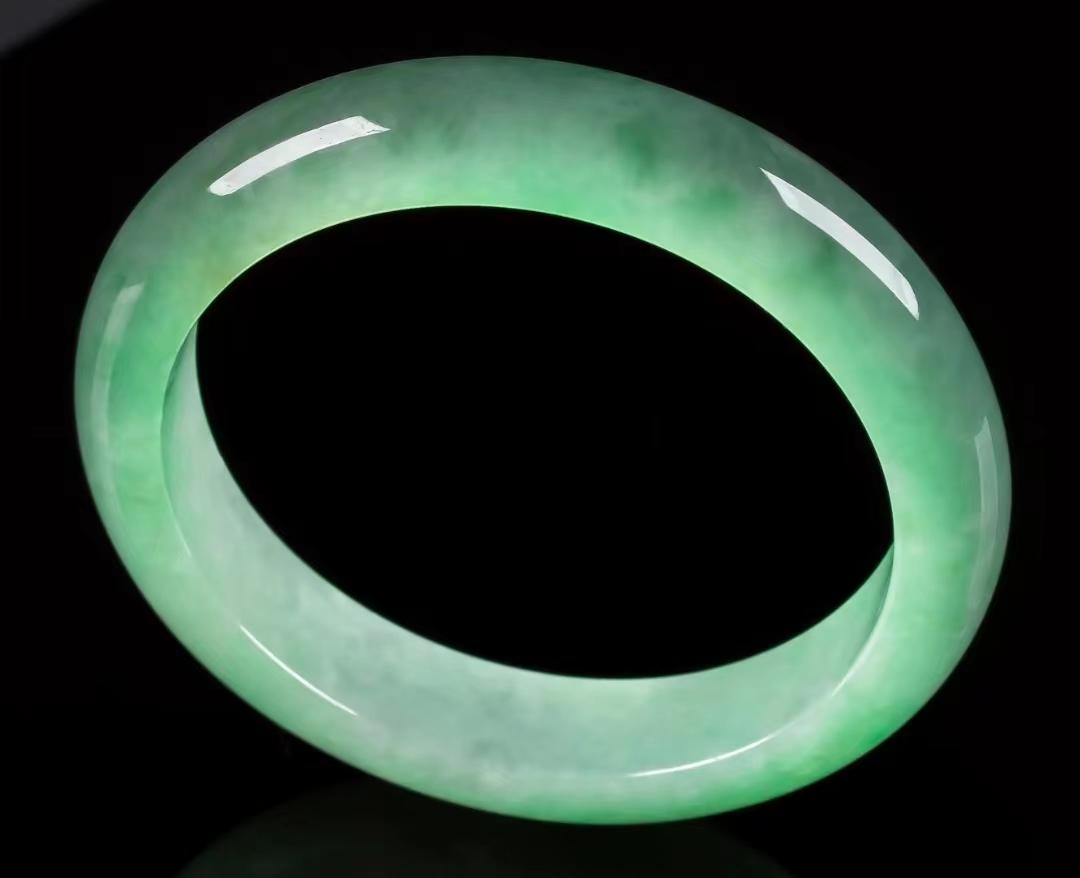 直播里买的翡翠吊坠能戴吗,有荧光的翡翠佩戴对身体有危害吗