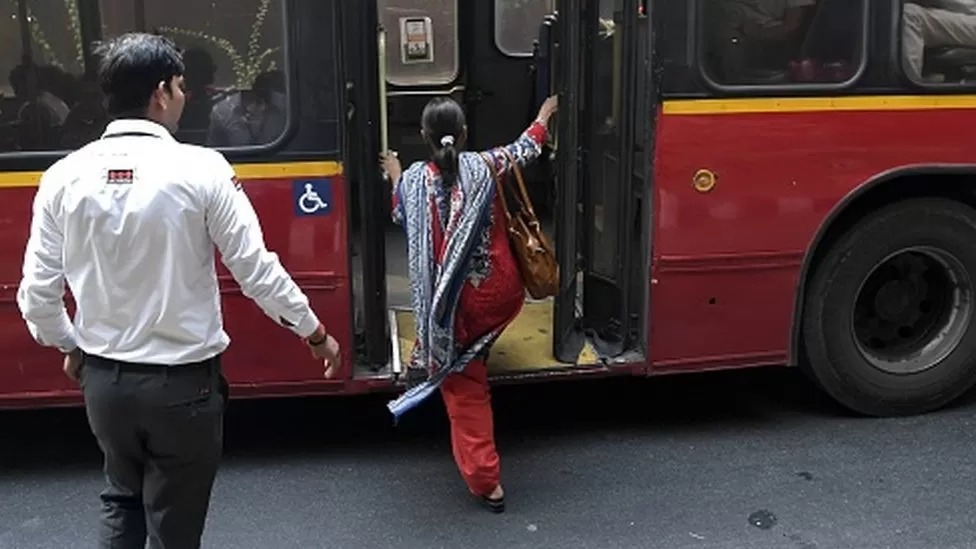 印度公交*狼色**猖獗，一枚小小的别针，成了众多女性的防身*器武**