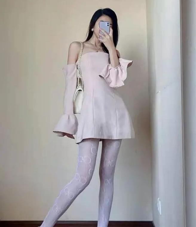 白丝渔网袜裙子搭配,古力娜扎穿的黑色渔网袜