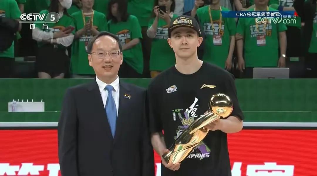 杨鸣辽篮照片图文,辽篮夺冠颁奖典礼