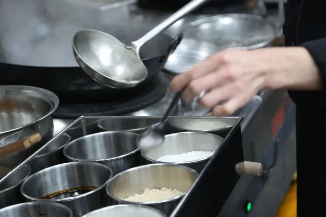 后厨水龙头为什么一直打开,饭店后厨为什么水龙头要一直开