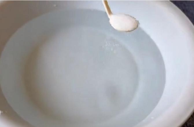 白色衣服用漂白水后变红怎么办,白色衣服黄了不要扔教你一招变白