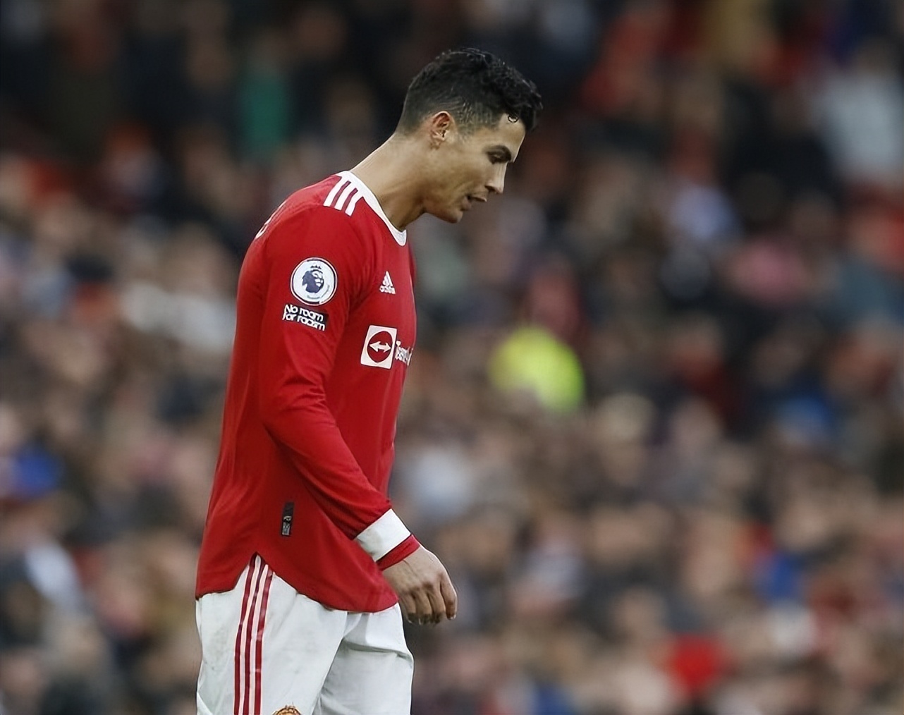 格拉利什被c罗踢,c罗打格拉利什