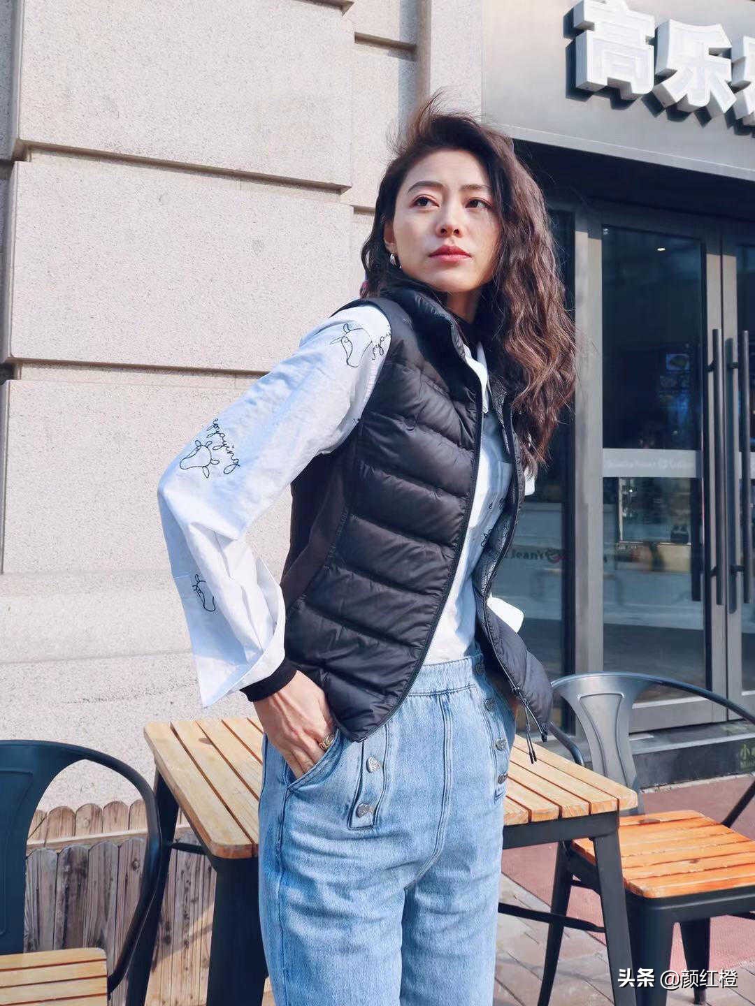 羽绒马甲什么时候穿怎么搭配好看,今冬最火大衣穿法太时髦高级了