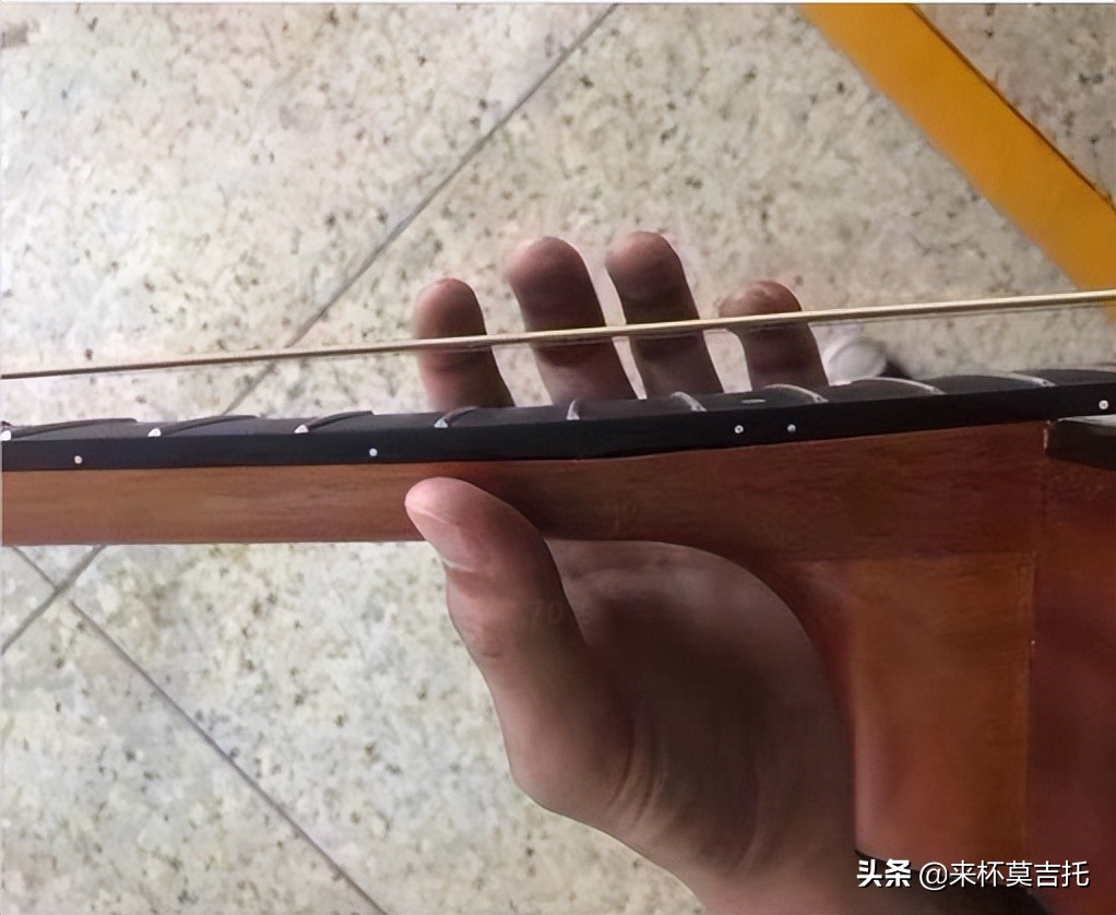 新手入门吉他选择哪款好用一点,吉他初学者用烧火棍合适吗