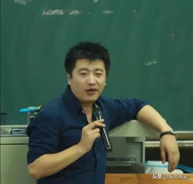 张雪峰到底做了什么事,给穷人指路的张雪峰