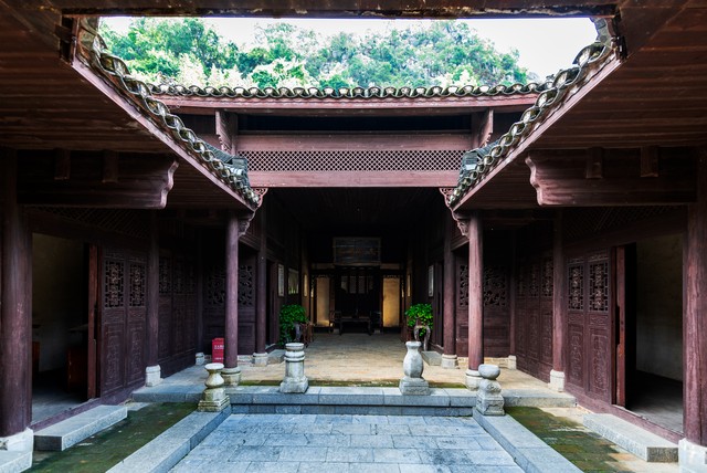 莲花峰下建爱莲池，爱莲堂里写《爱莲说》