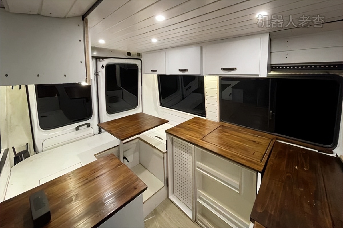 行进的灰金刚,依维柯宝迪改装房车上路了,小专车这样设计旅居车