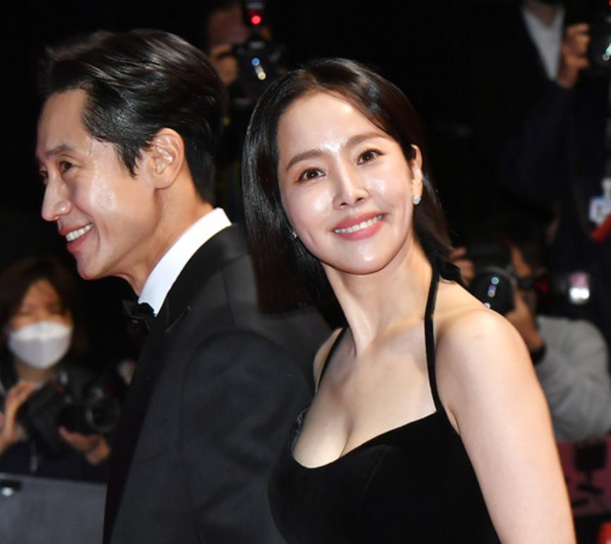 韩国最重要的电影节红毯,韩国釜山电影节颁奖梁朝伟座位