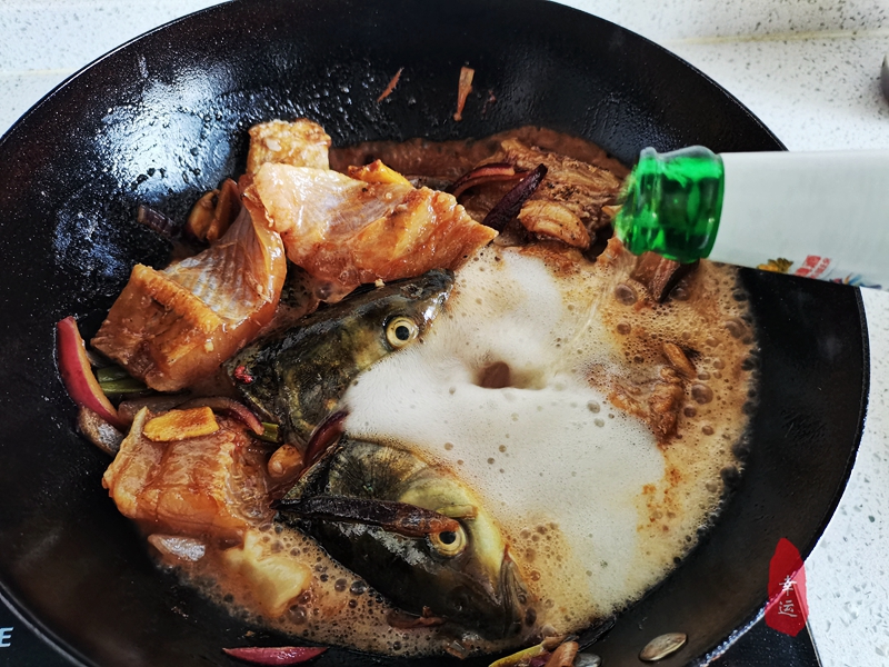 草鱼这样吃才过瘾教你秘制做法,草鱼这样做鲜嫩又多汁特别下饭