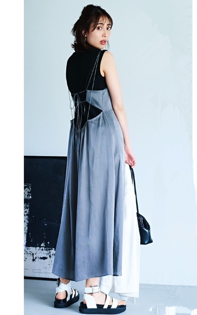 百搭运动休闲凉鞋穿搭,高跟银色凉鞋简单大方穿搭