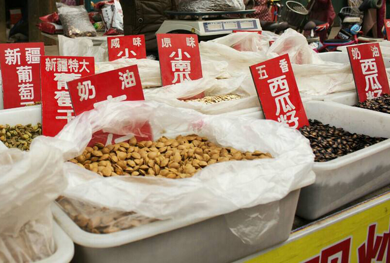 在农村过年，花2300元买年货，看看都有啥？肉、菜、水果样样不少