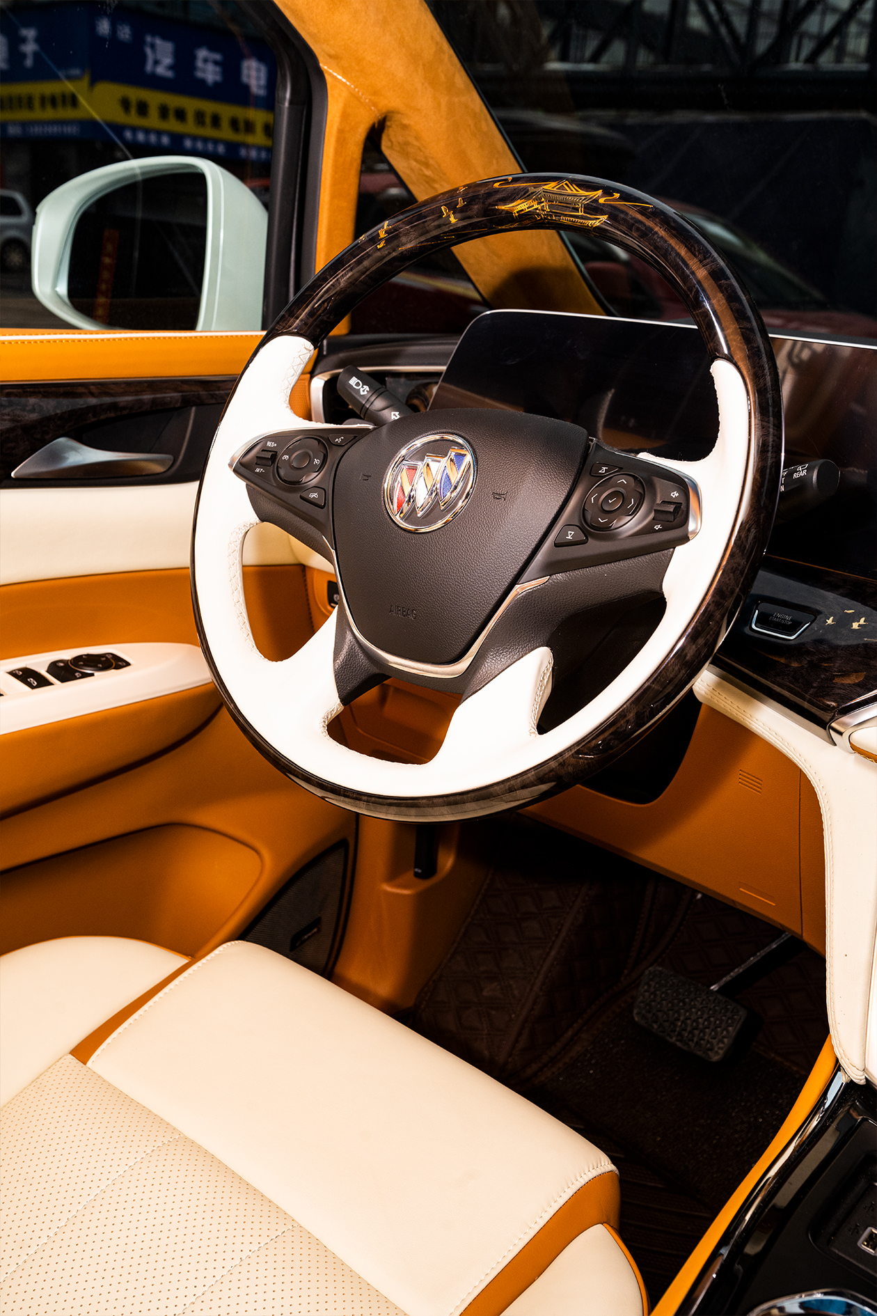 别克gl8商务外观,最新落地别克gl8公务舱豪华型