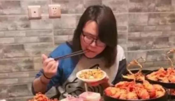 浪胃仙：男扮女装搞吃播，是在吃“性别红利”？如今却被质疑催吐