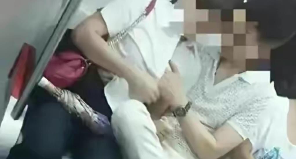地铁上一对情侣激情相吻还摸胸,女子陶醉闭眼,网友直呼:差张床
