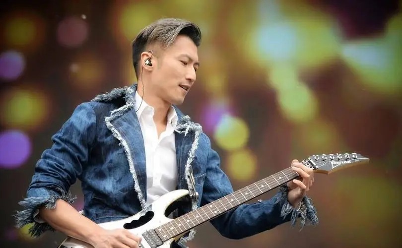 谢霆锋砸吉他演唱会完整版,谢霆锋摔坏的吉他完整版