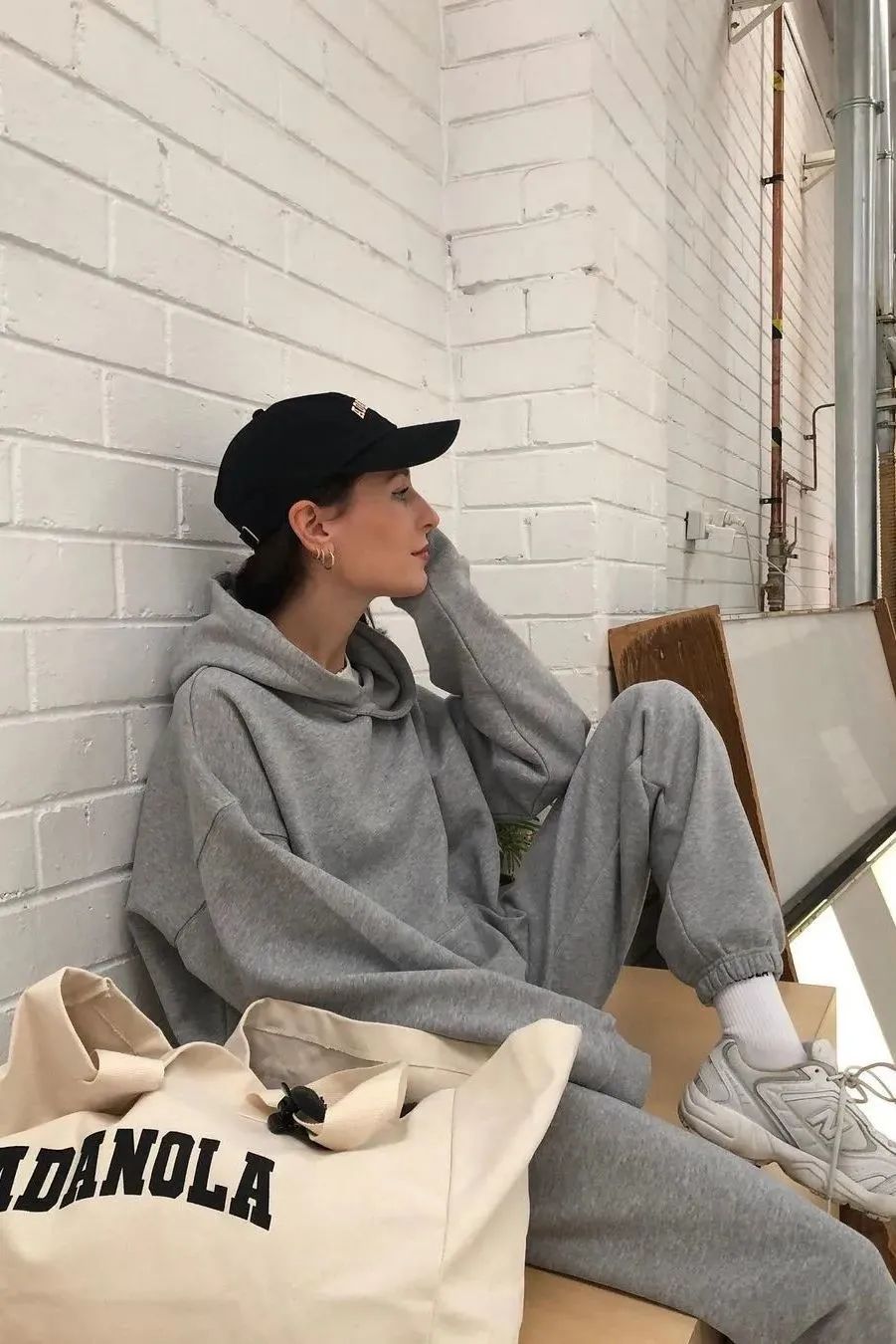 卫衣怎么搭配外套才好看冬天,冬天连帽卫衣怎么搭配洋气女