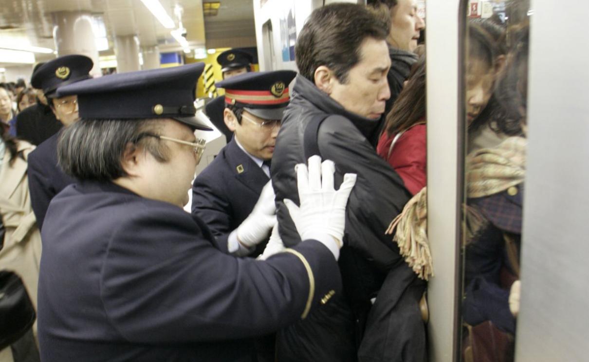 日本痴汉*拍偷**女生裙底刚被放,欲切腹自杀又被抓:违反铳刀法