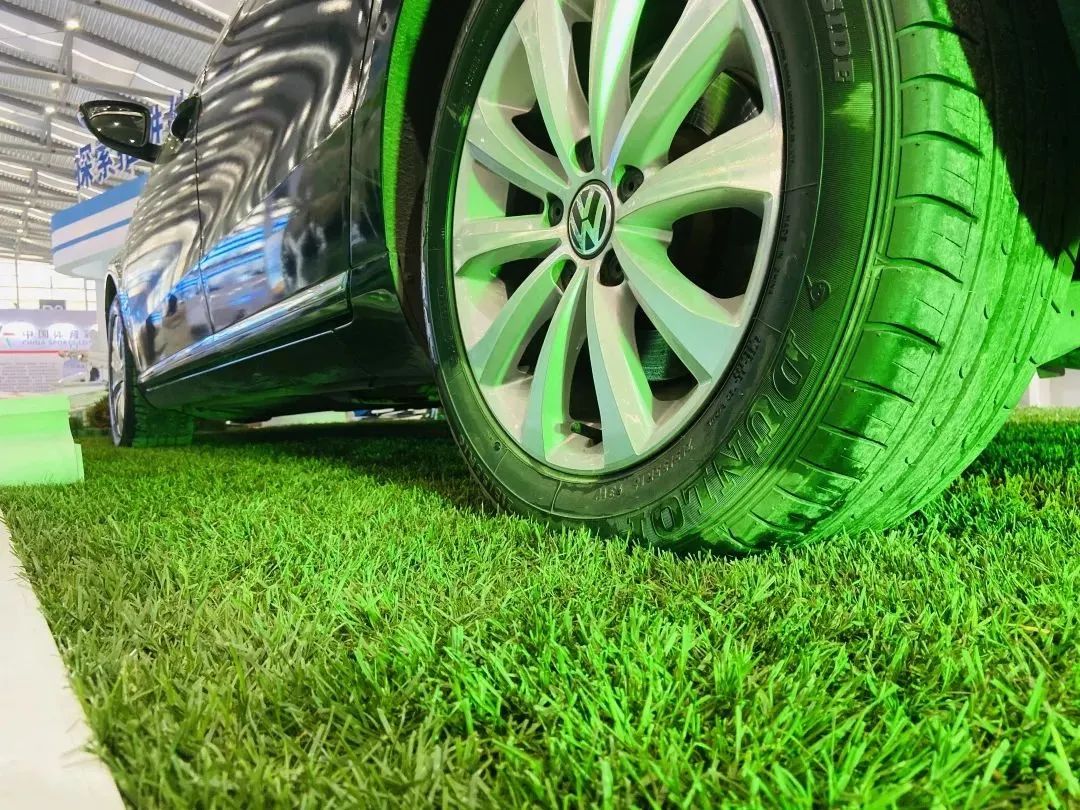 人造塑胶草坪足球场场地翻新,人造足球场草坪用什么维护和保养