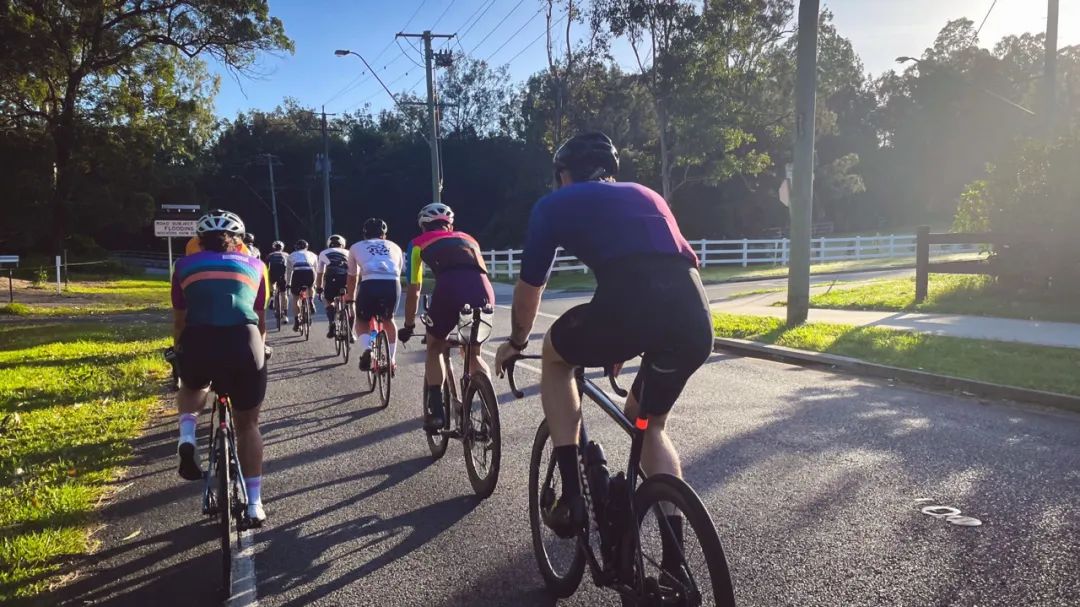 买一辆十多万的自行车,十多万辆的自行车是谁在买