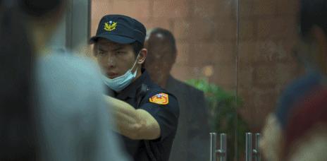 白发老妇在血色中“一夜回春”?通过杀戮释放欲望,只能说太奇葩