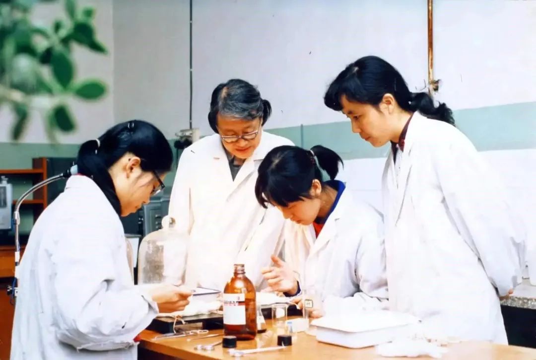 你的出现惊艳了时光温柔了岁月,一个惊艳了时光一个温柔了岁月