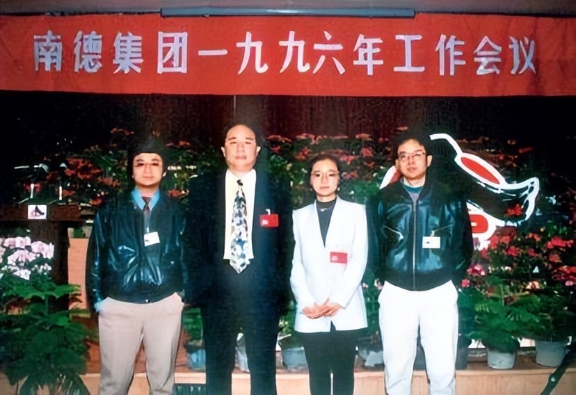 1999年“首富”牟其中入狱,妻儿远走德国,小28岁小姨子不离不弃