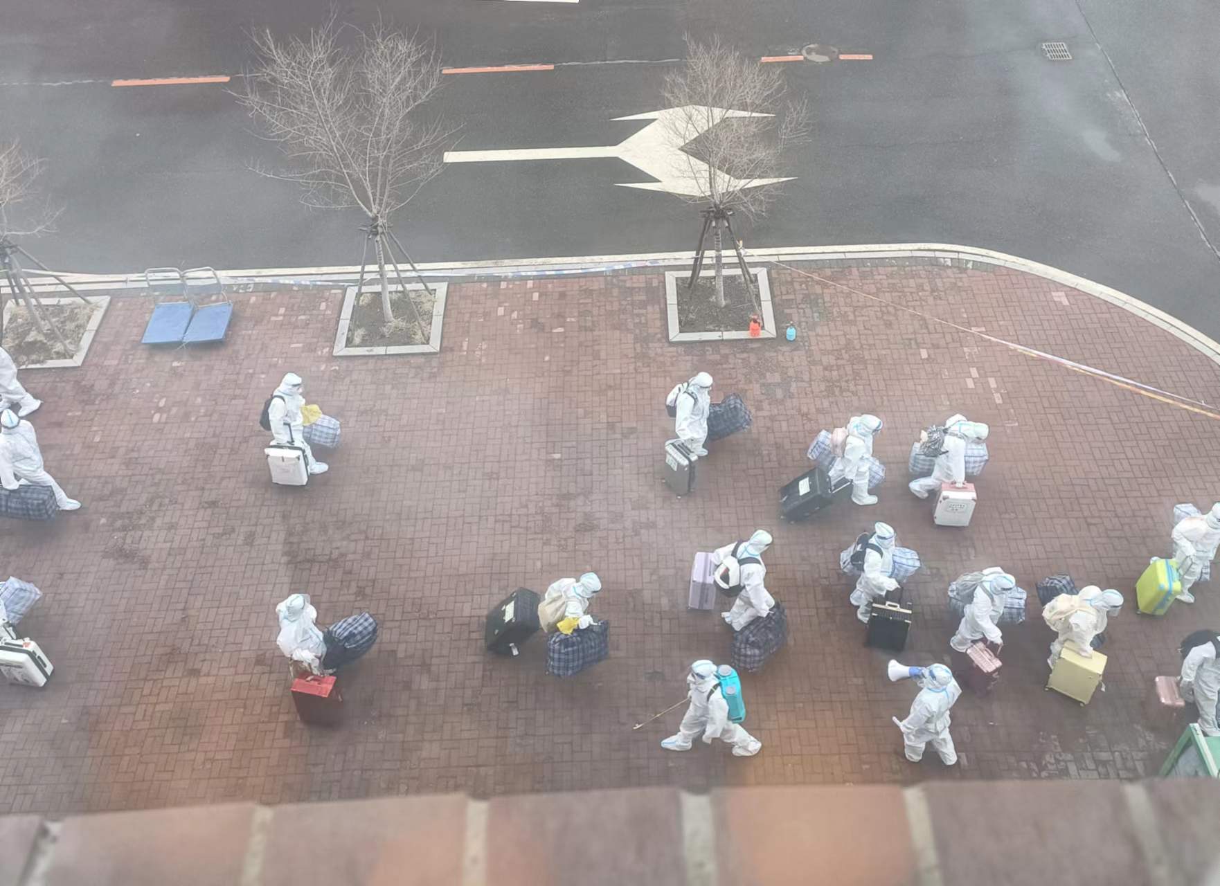 疫情里的大学校园：院长骑三轮车送饭，辣味零食成”硬通货“，上厕所要排号