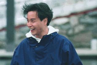 张国荣：被继母淋尿，原生家庭让他苦不堪言，46岁跳楼全身是伤