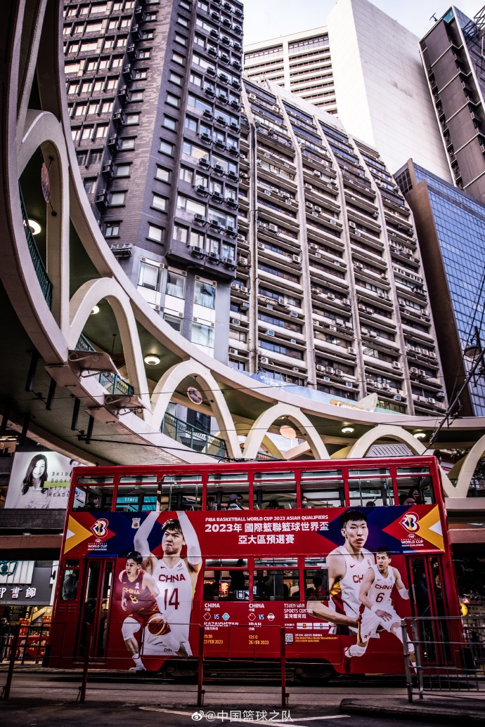 郭艾伦周琦海报,郭艾伦易建联坐在全明星广告牌