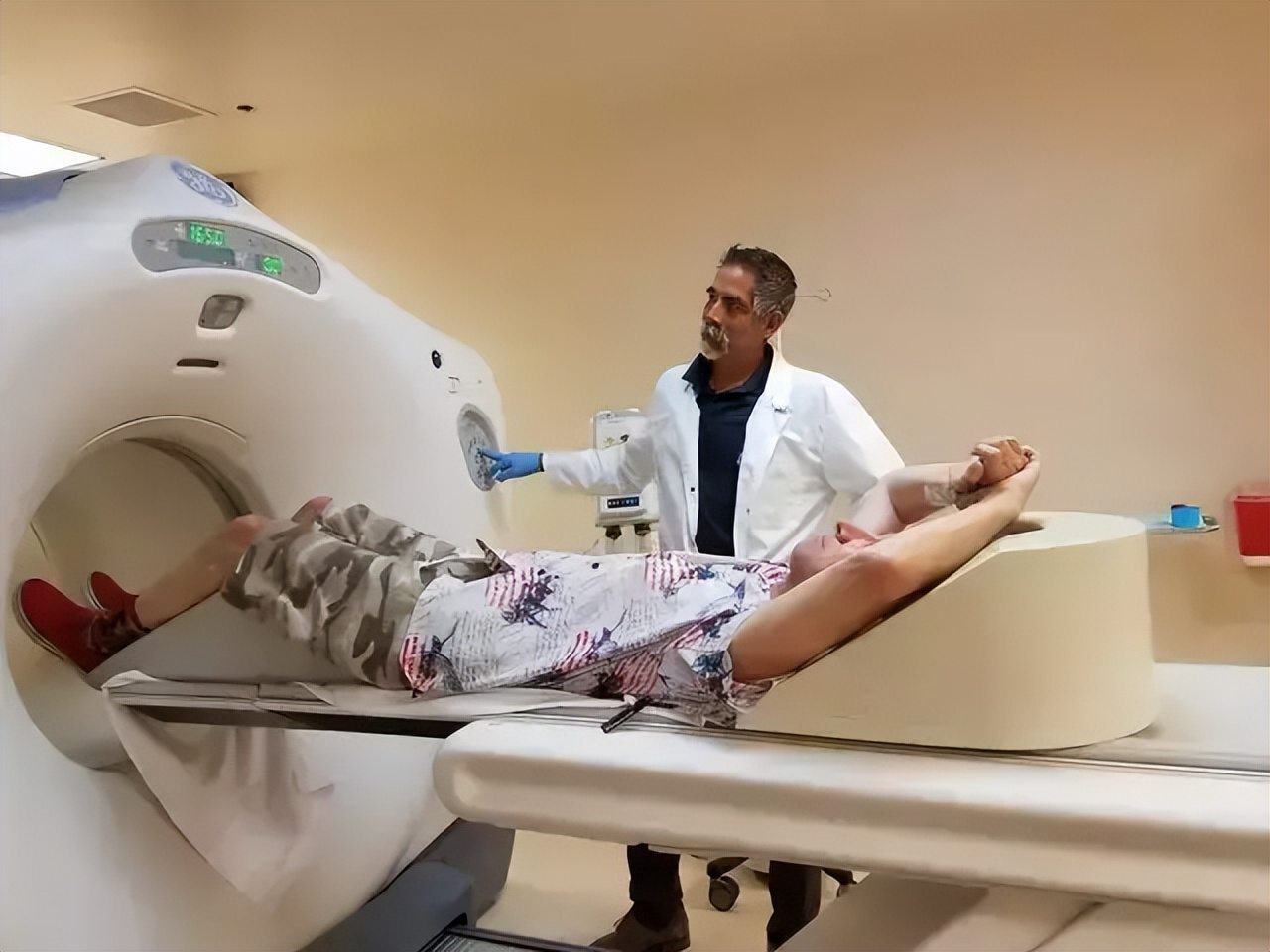 把随手丢弃的购物小票变成孩子们最珍贵的礼物，小镇因他而感动