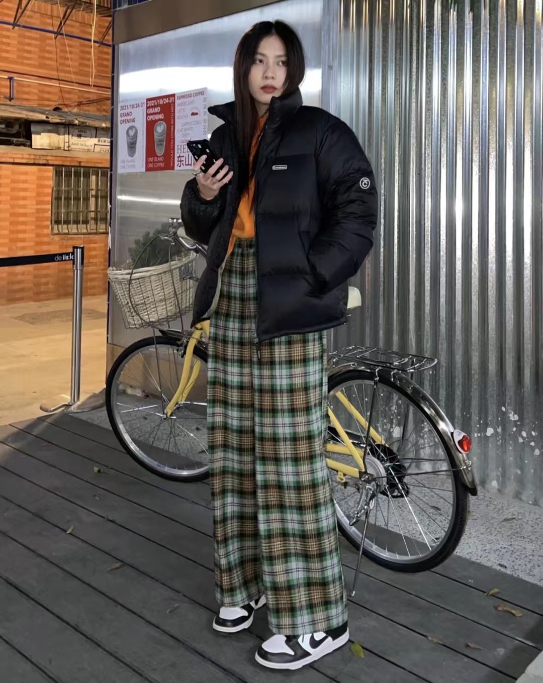 19冬羽绒服穿搭,韩款黑色羽绒服搭棕色长靴