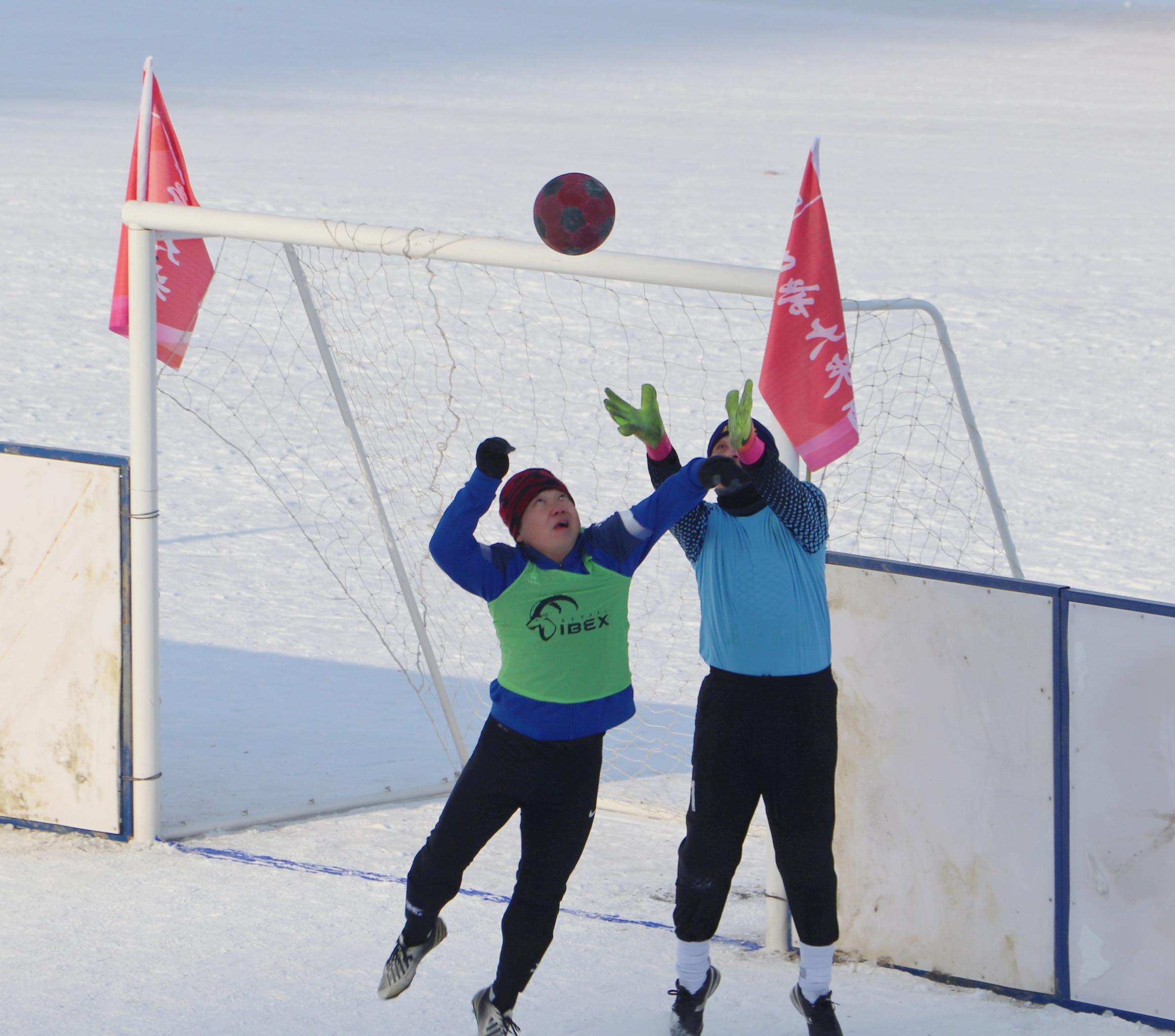 哈尔滨国际雪地足球邀请赛开赛,哈尔滨国际冰雪节雪地足球比赛