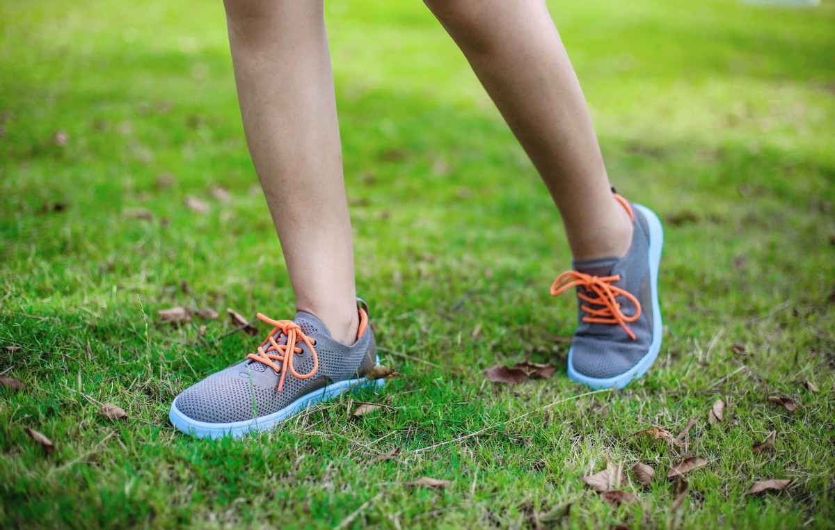 休闲跑步鞋夏季透气,秋季商务透气休闲鞋推荐