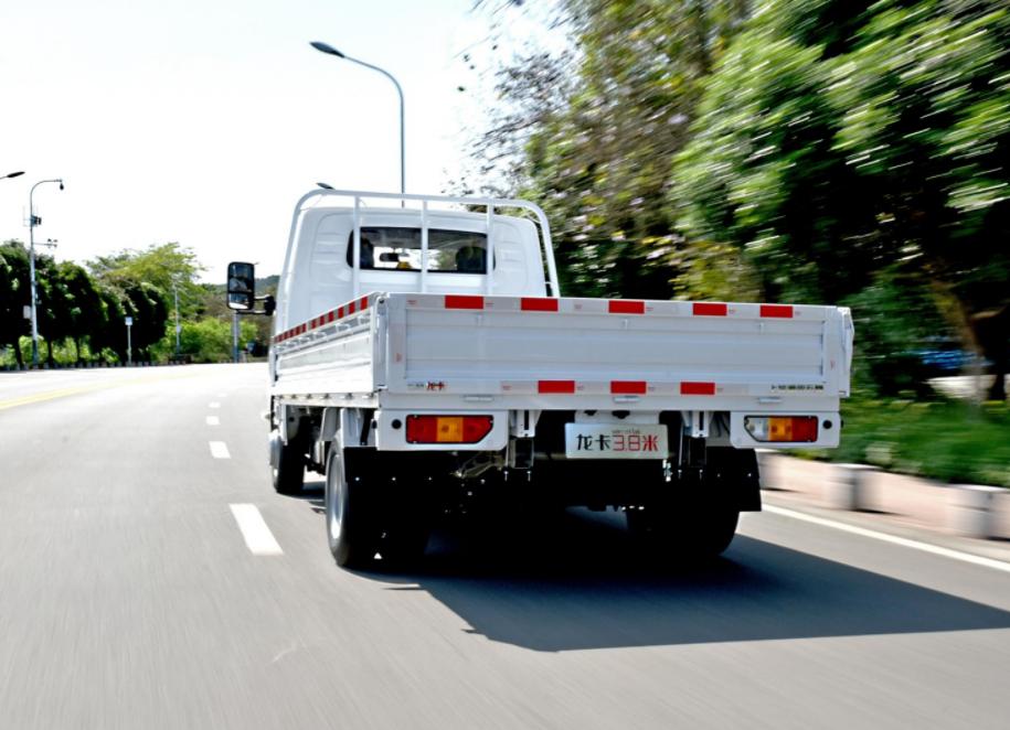 都是国产大牌出品，定位一致，五菱龙卡和跨越者D5怎么选？