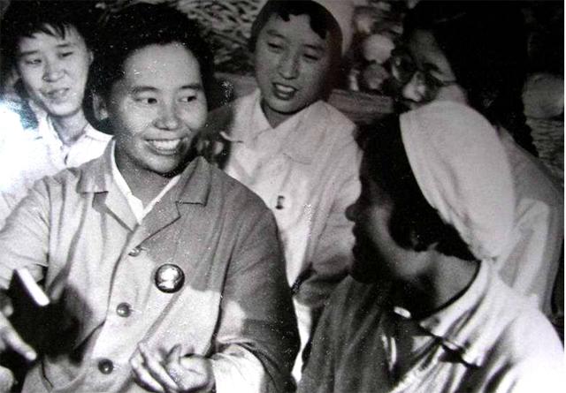 卖菜女工李素文:从副委员长跌落后创业,最后选择月薪二百当劳模