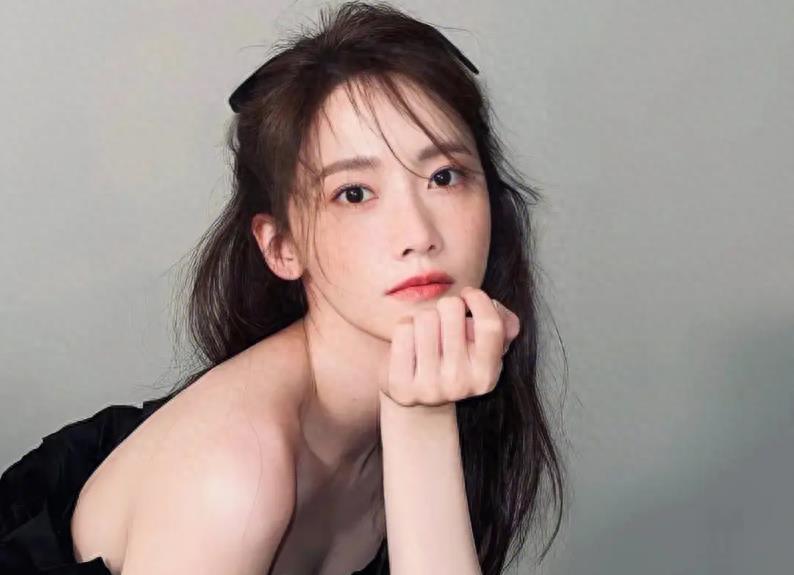 舞台上舔手摸*体下**，韩国人气女爱豆校庆表演被骂不堪入目。