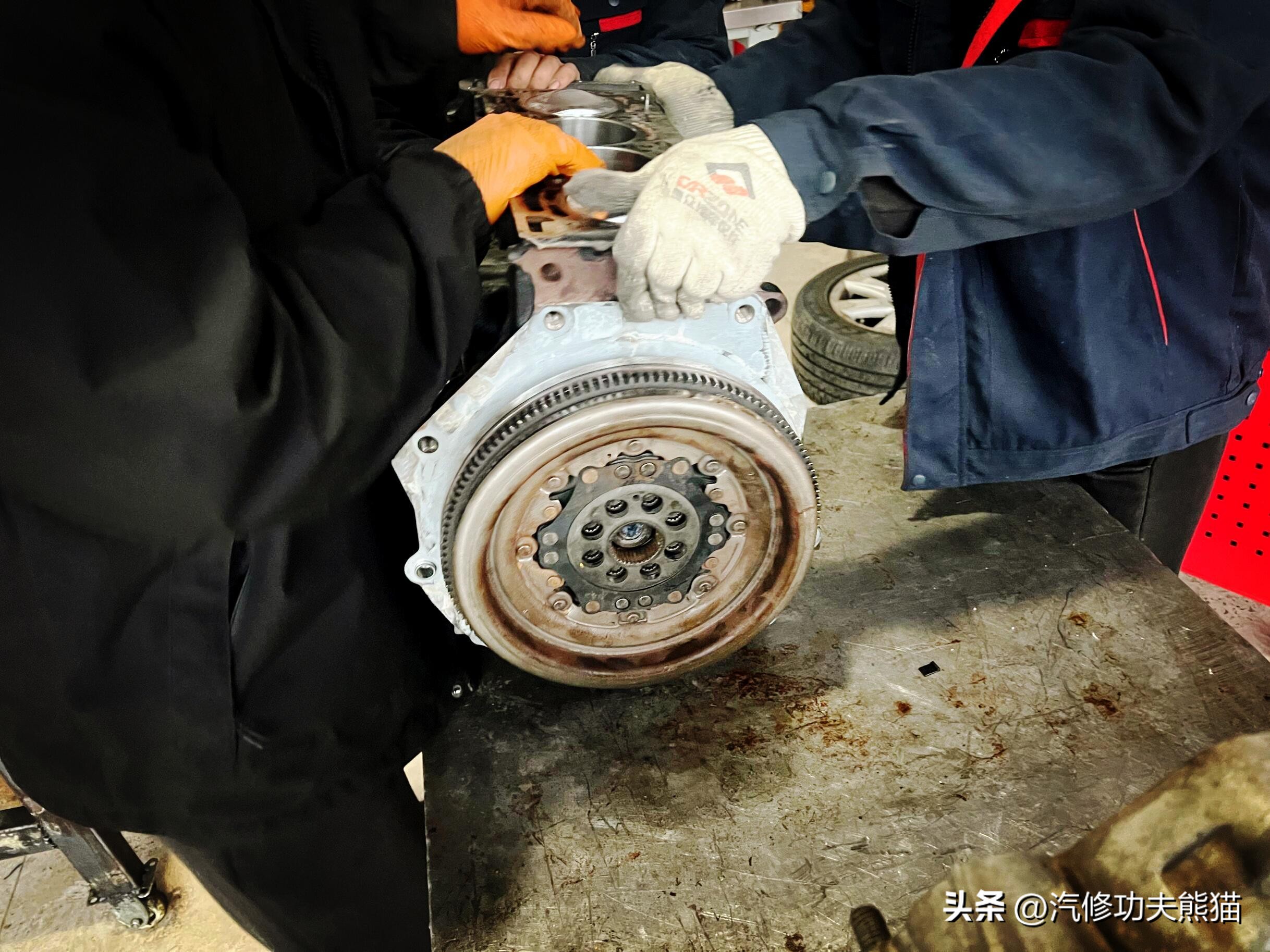 父亲老车翻新修复,父亲去世留下了的车去翻新