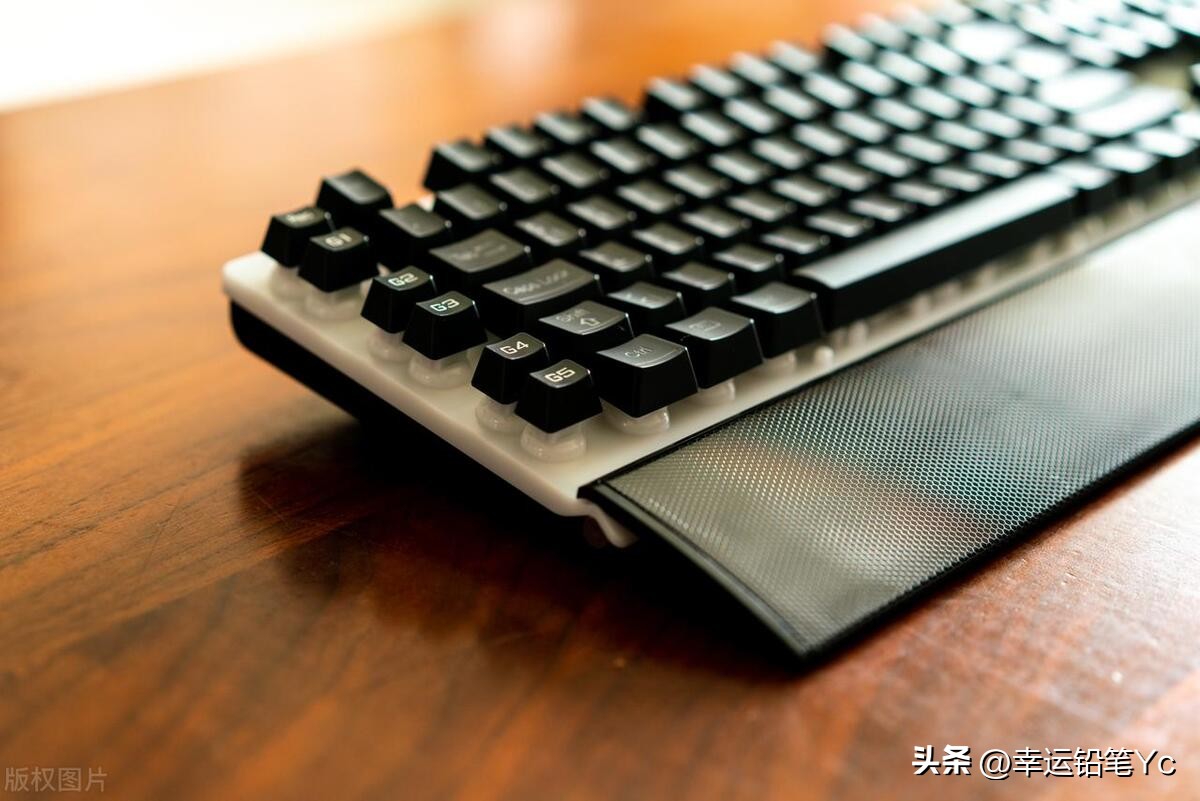 笔记本外带显示器用设置吗,笔记本外接显示器好还是内置好