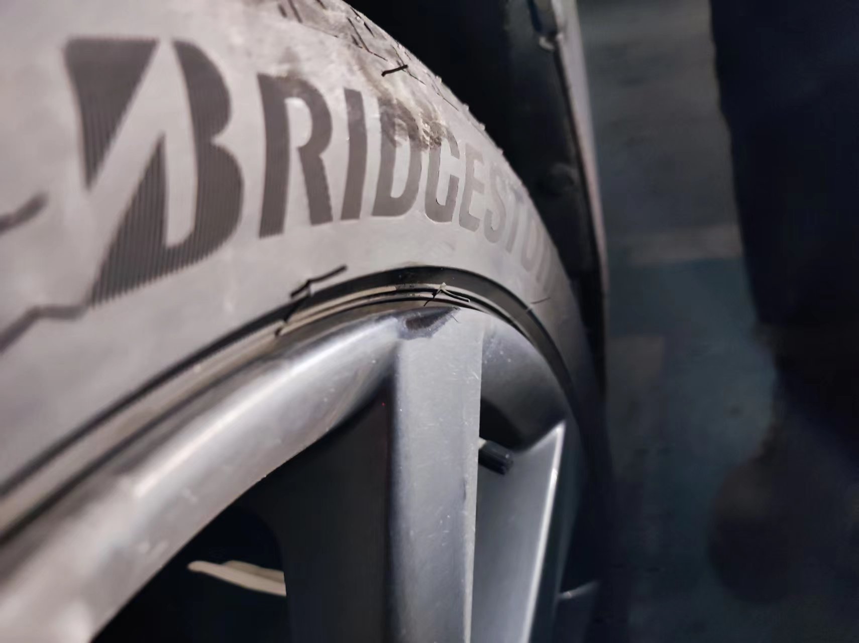 低扁平比轮胎容易爆胎的原因,轮胎扁平比高好还是低的容易爆胎