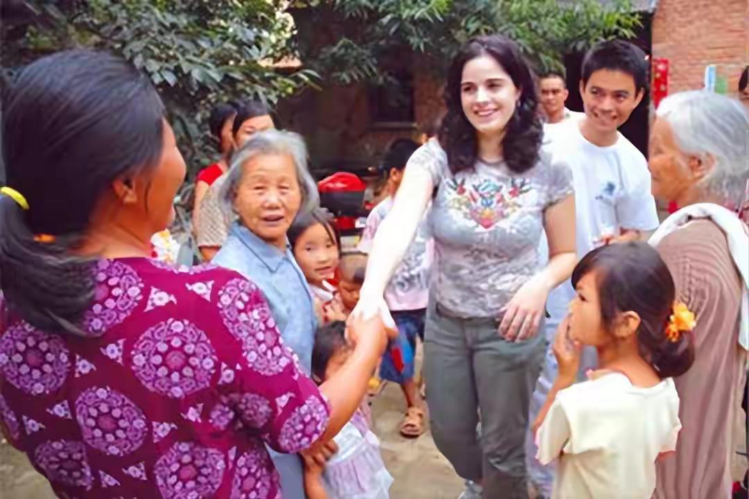 中国农村小伙娶外国美女，后定居美国相妻教女，15年过去仍很幸福