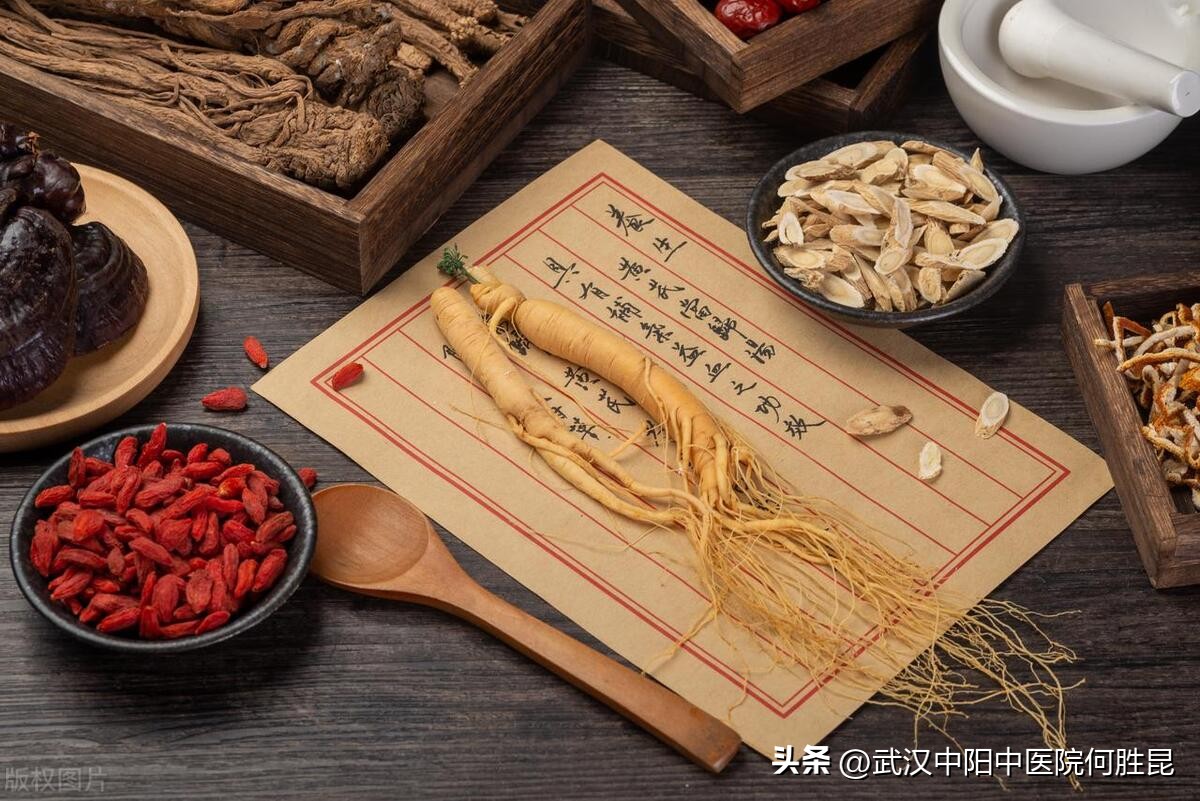 分泌物褐色然后开始出血瘙痒,分泌物黄绿色瘙痒出血