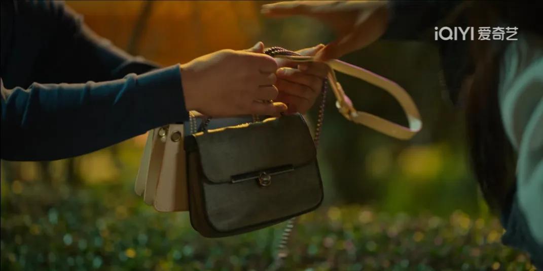 “狂飙”大嫂好会背包，看着好眼馋啊！