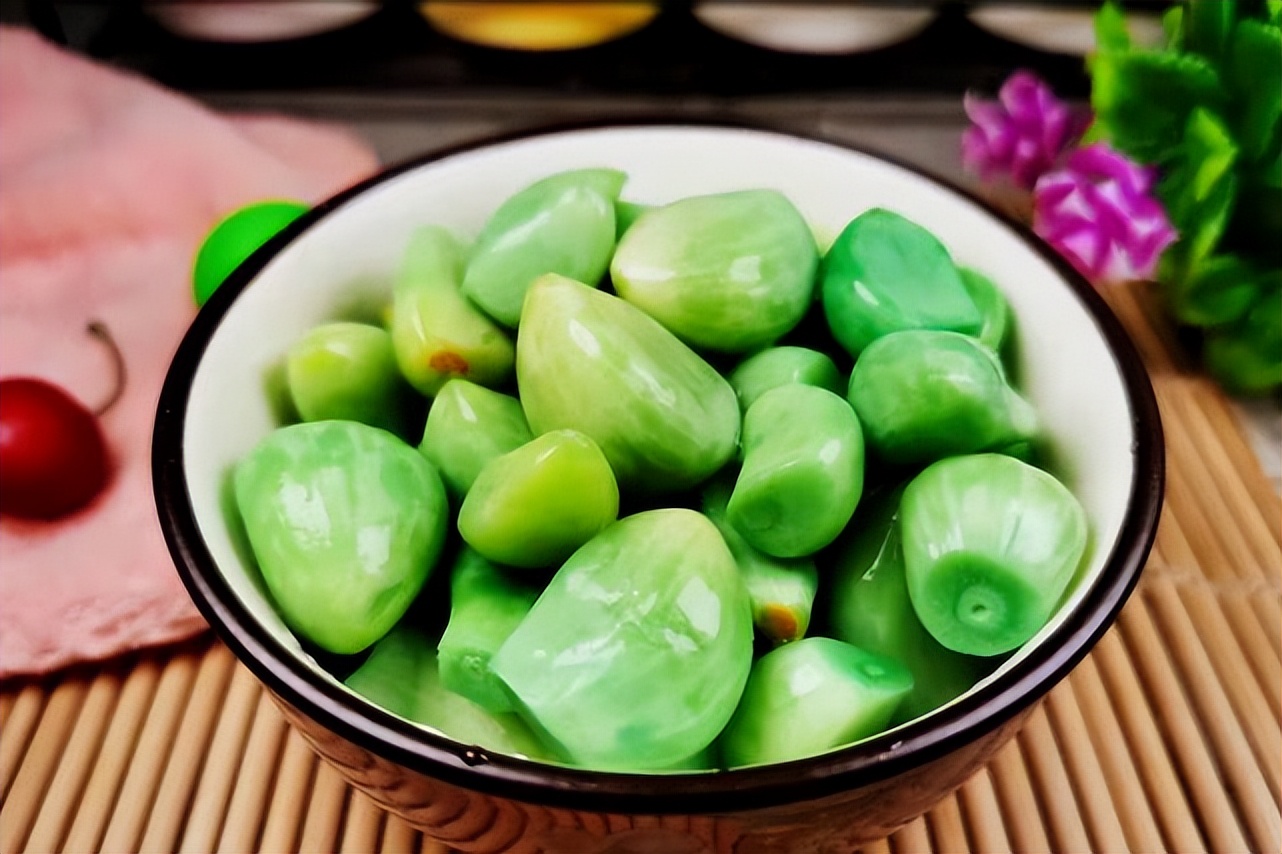 腌腊八蒜时，满足上2个简单条件，大蒜1天快速变绿，酸脆爽口